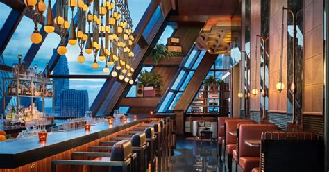 12 luxury bars and clubs in Makati .